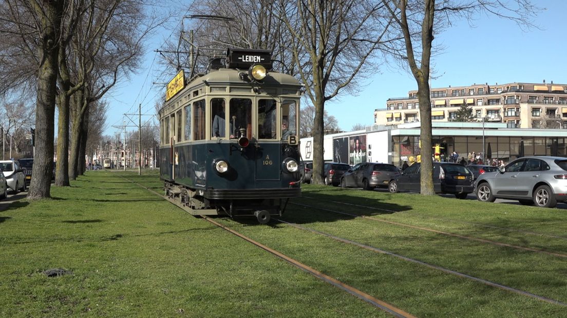 De blauwe tram op de Statenlaan bij het Gemeentemuseum  
