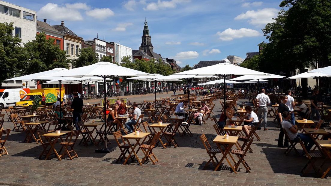 Een terras op de Vismarkt in Stad