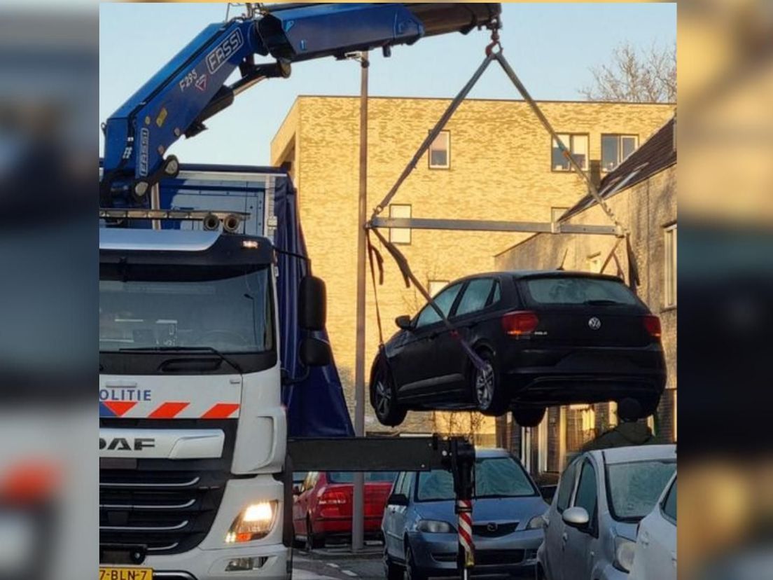 De auto die vermoedelijk de man op de Lengweg in Hoogvliet aanreed