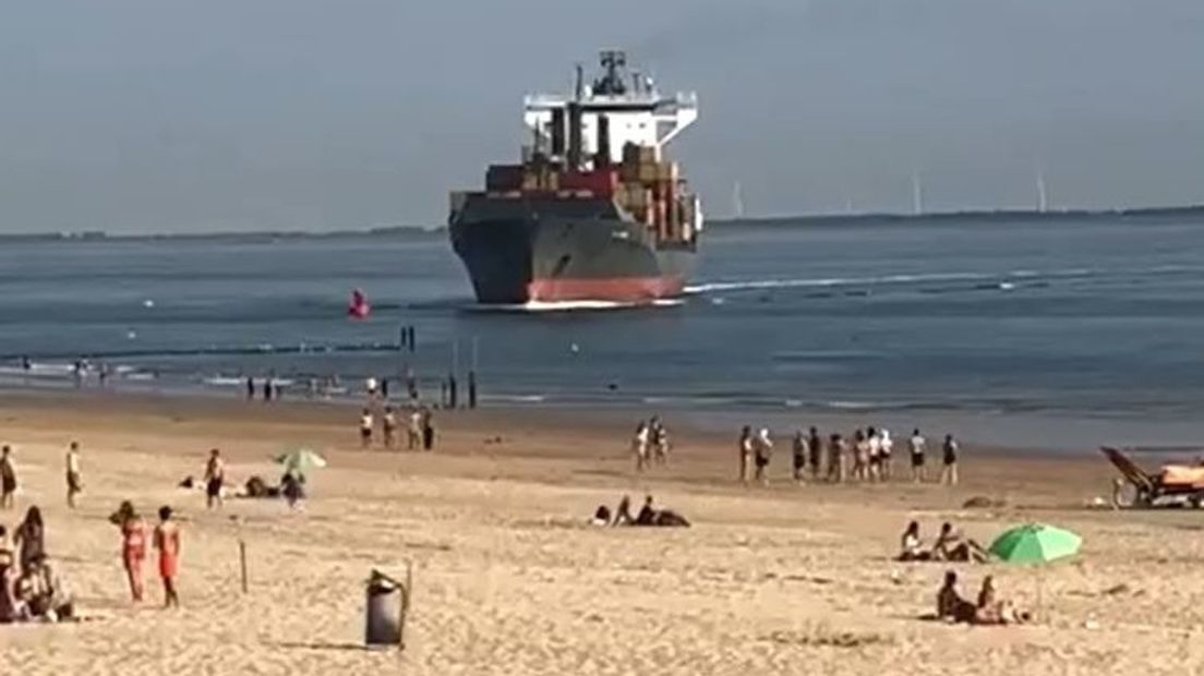 Schip vaart bijna Badstrand Vlissingen op