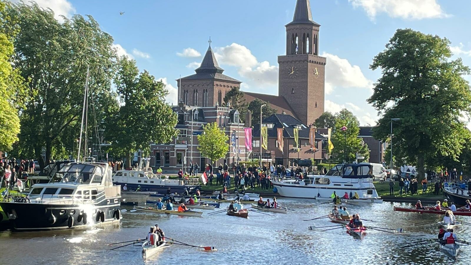 Start van de roeimarathon in de Prinsentuin