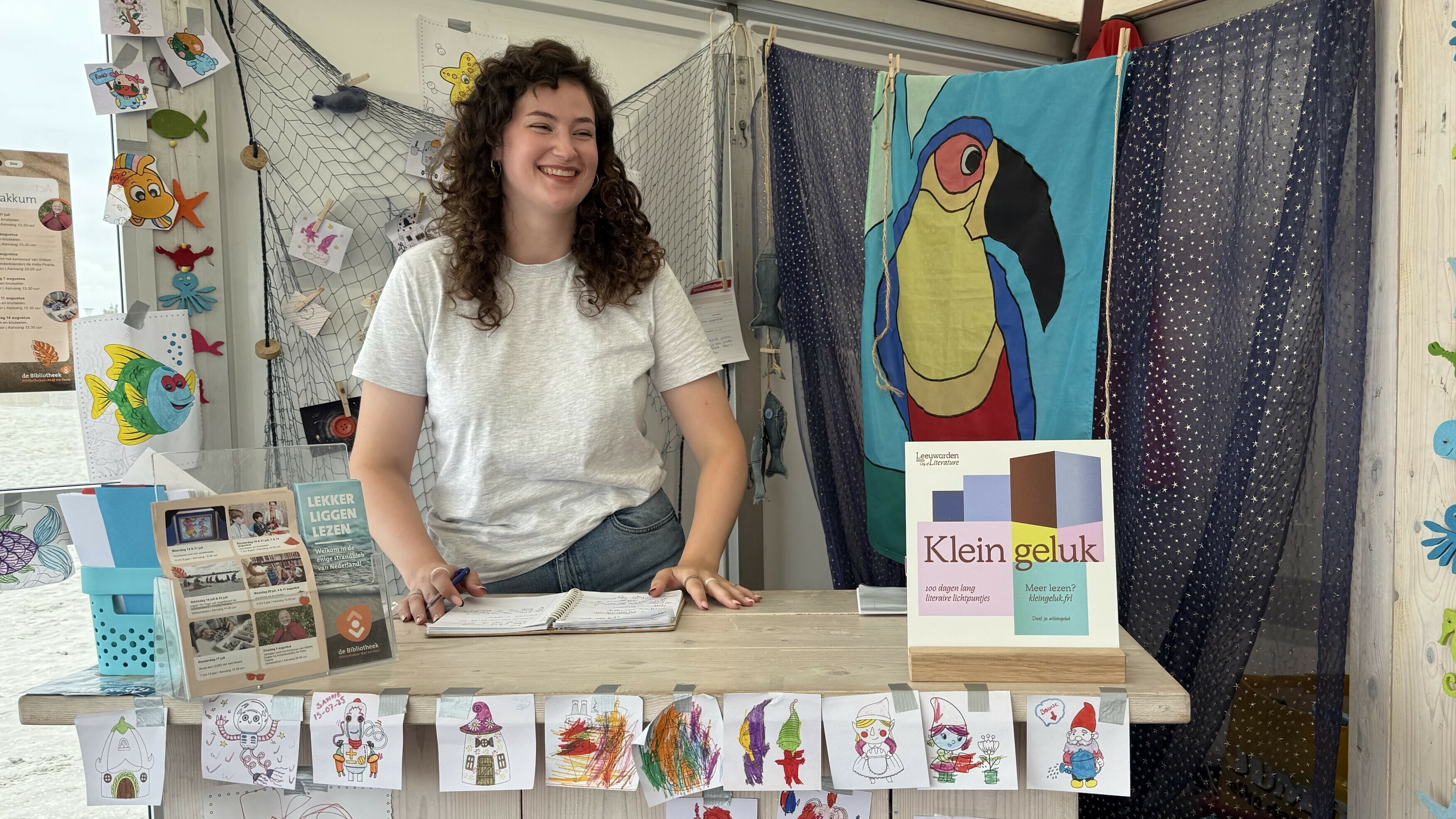 Echt strânwaar is it net, mar dochs is it gesellich drok yn de iennichste strânbiblioteek fan Nederlân