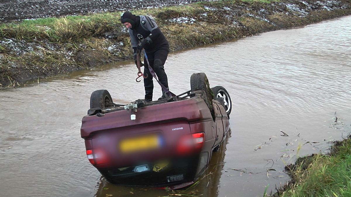 Auto in de sloot door gladheid in Nieuw-Weerdinge