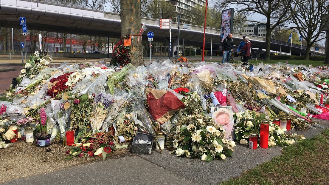 De spullen op de herdenkingsplek bij het 24 Oktoberplein.