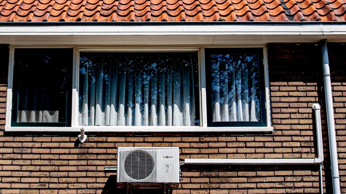 Een airconditioner aan de gevel van een woning