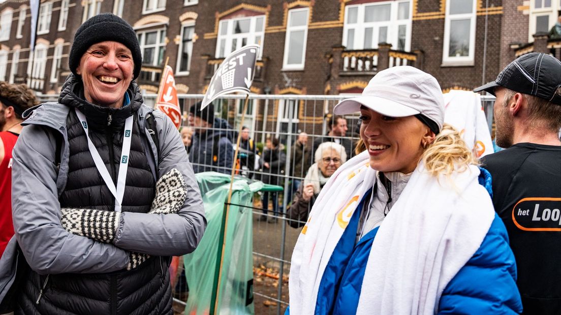 Coach Grete Koens met Diane van Es na de 7Heuvelenloop 2022