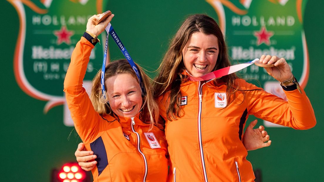Annemiek Bekkering (l) en Annette Duetz (r) worden gehuldigd op het podium van het Olympic Festival
