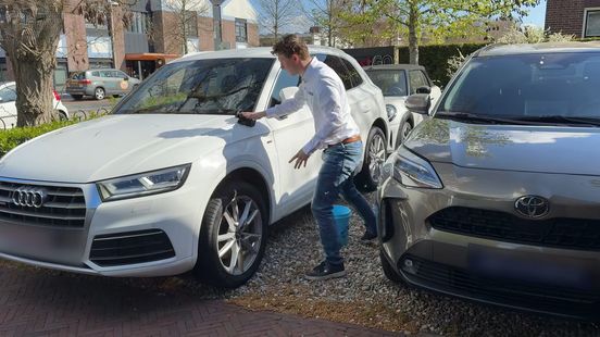Ard mag zelf niet rijden, toch koopt hij auto's voor zijn nieuwe showroom