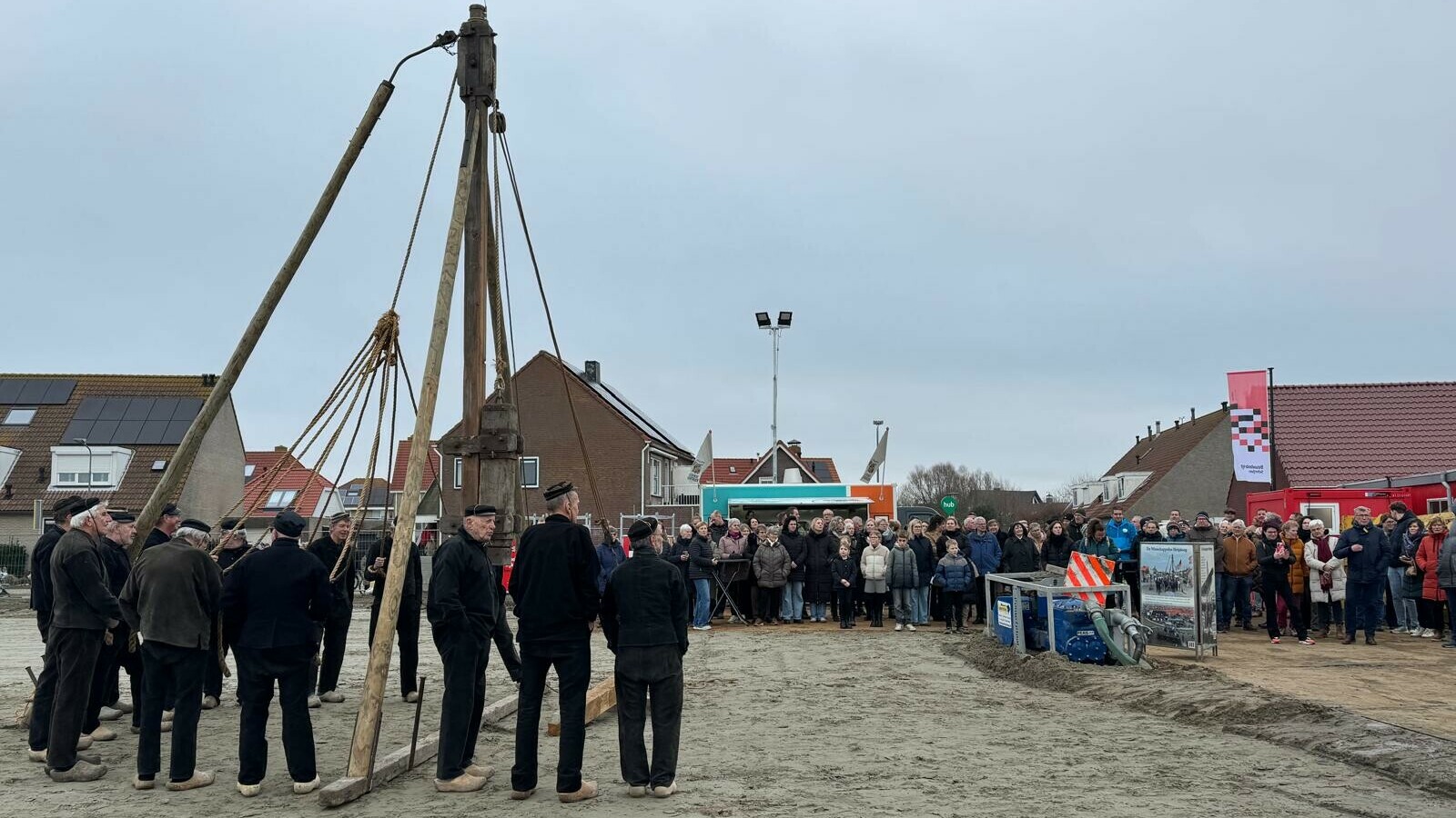 Met zang en spierkracht: historische heiploeg slaat eerste paal van multifunctionele accommodatie in Westkapelle
