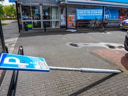 Parkeren gaat mis: vrouw gewond door omgereden verkeersbord in Nieuw-Amsterdam