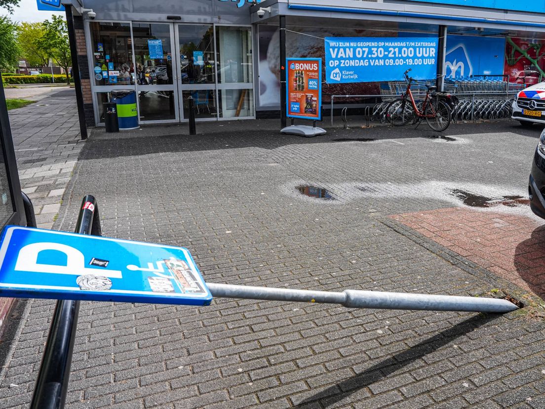 Parkeren gaat mis: vrouw gewond door omgereden verkeersbord in Nieuw-Amsterdam