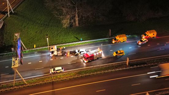 Bestuurders negeren rood kruis bij ongeluk met vrachtwagen. Bestuurders negeren rood kruis bij ongeluk met vrachtwagen.