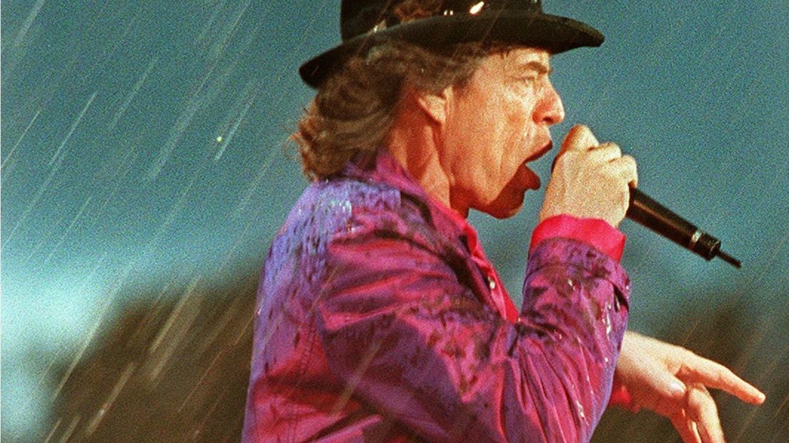 Mick Jagger in de stromende regen tijdens het concert op het Malieveld in Den Haag