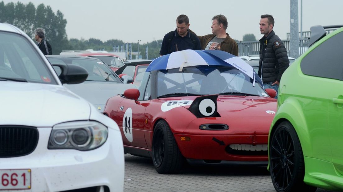 Er waren verschillende auto's op het circuit (Rechten: RTV Drenthe / Jeroen Kelderman)