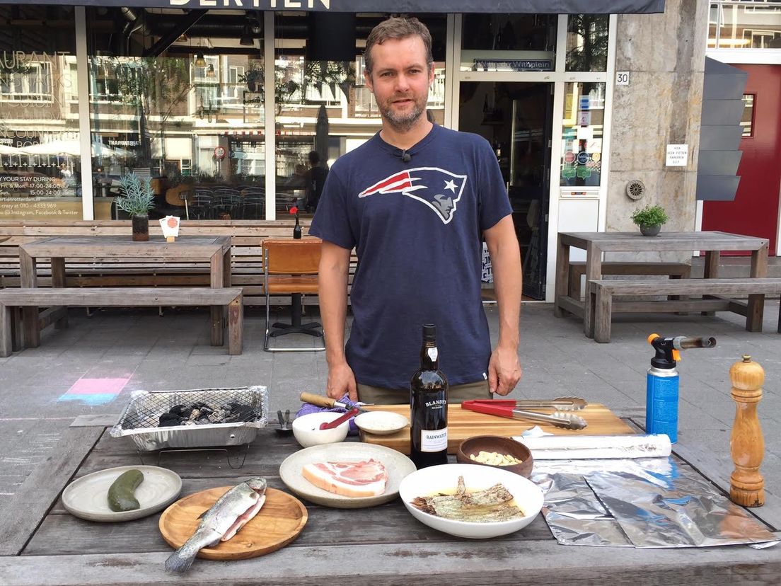 Kok Pepijn Schmeink van restaurant Dertien in Rotterdam: met de bbq kun je meer dan alleen een hamburgertje roosteren
