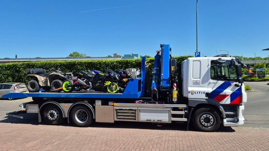 Vijf aanhoudingen voor grootschalige motordiefstal | Bestuurder bekneld na botsing met boom. Vijf aanhoudingen voor grootschalige motordiefstal | Bestuurder bekneld na botsing met boom.