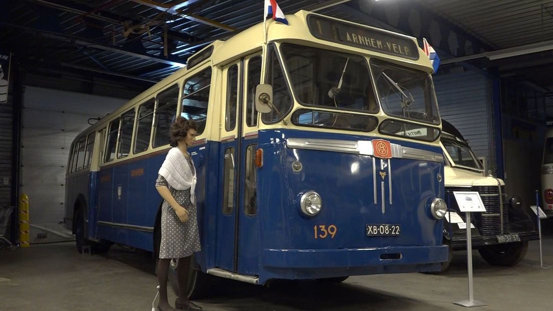 Een oude bus die reed in de omgeving van Arnhem