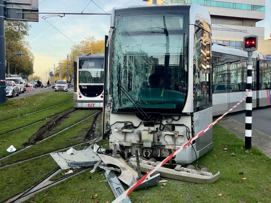 De voorkant van de tram die tegen de zijkant van de andere reed