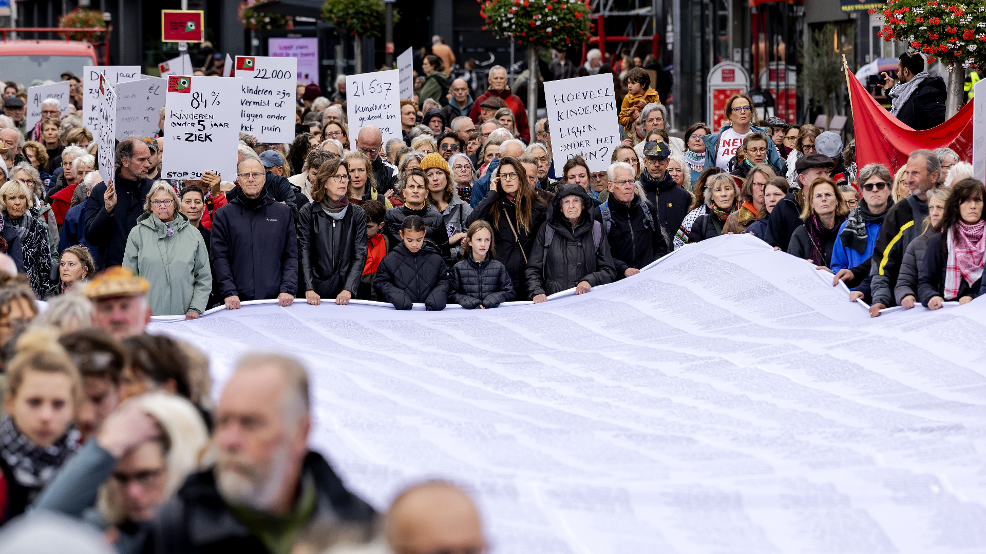 Stoet loopt door Utrecht en rouwt gedode Palestijnse kinderen: 'Ieder kind heeft een naam'