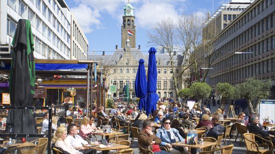 Dit is de geschiedenis van een 'niet zo boeiend' plein met een van de drukst bezochte terrassen