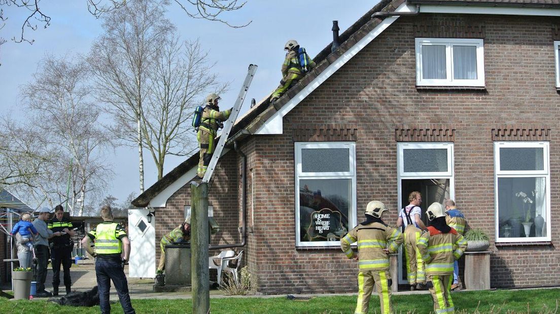 Brandweer controleert het dak van de rietgedekte woning