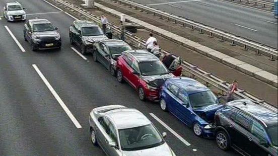Kop-staartbotsing met meerdere autos op Van Brienenoordbrug | Motorrijder gewond tijdens cross-evenement. Kop-staartbotsing met meerdere autos op Van Brienenoordbrug | Motorrijder gewond tijdens cross-evenement.