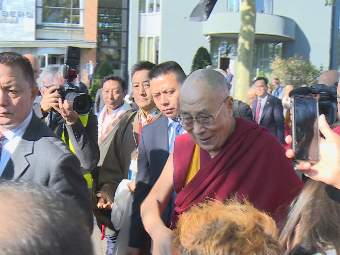 De dalai lama nam de tijd voor zijn aanhangers