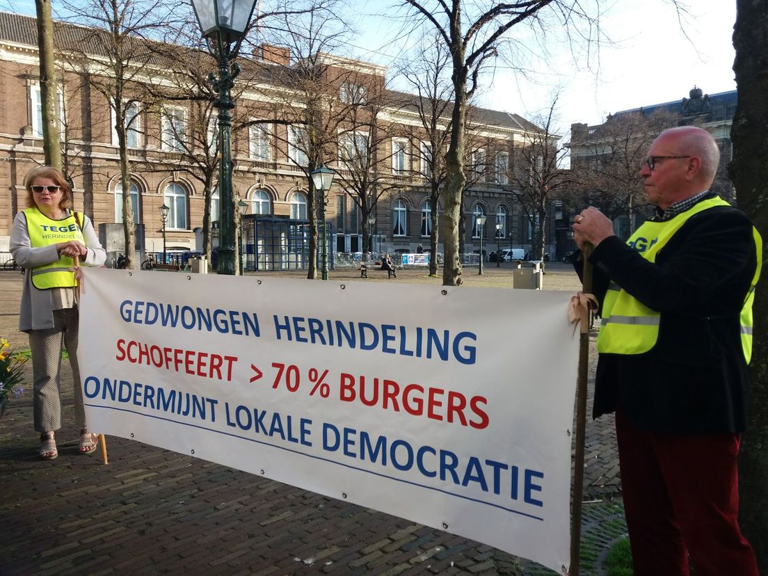 Tegenstanders kwamen vorige week met een spandoek naar de Tweede Kamer