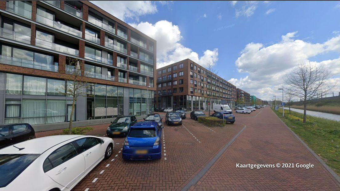 De beroving vond plaats op de Louis Armstronglaan in de Utrechtse wijk Terwijde