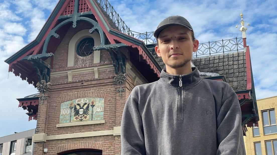 Kraker Daan voor het gekraakte pand