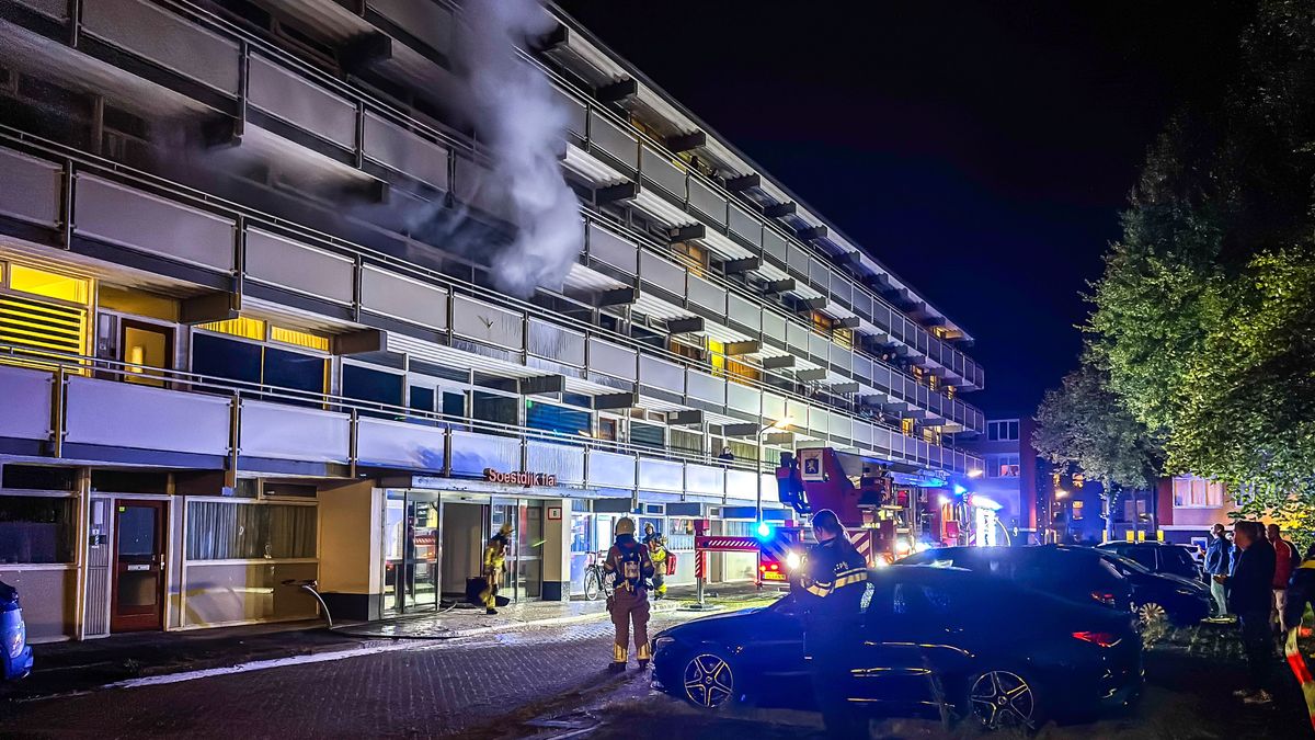 Uitslaande brand in flatgebouw Leeuwarden | Auto slaat over de kop in Leeuwarden