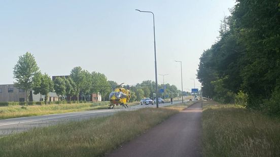 Meisje zwaargewond na aanrijding in Hengelo, Oldenzaalsestraat afgesloten. Meisje zwaargewond na aanrijding in Hengelo, Oldenzaalsestraat afgesloten.