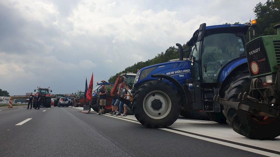 Protesterende boeren blokkeren snelweg A1 bij Holten, ze laten één rijbaan vrij