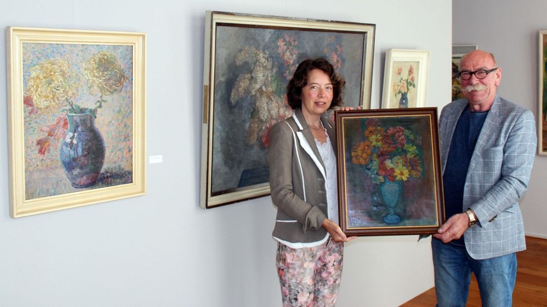 Schilderij Stien Eelsingh Schenking conservator Mieke Mulders (l) en schenker Berrie Land (r)