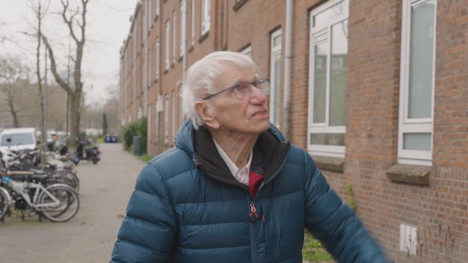 Joop Swarte loopt langs de bovenwoning aan de Kerkhoflaan waar hij tijdens de Tweede Wereldoorlog woonde.