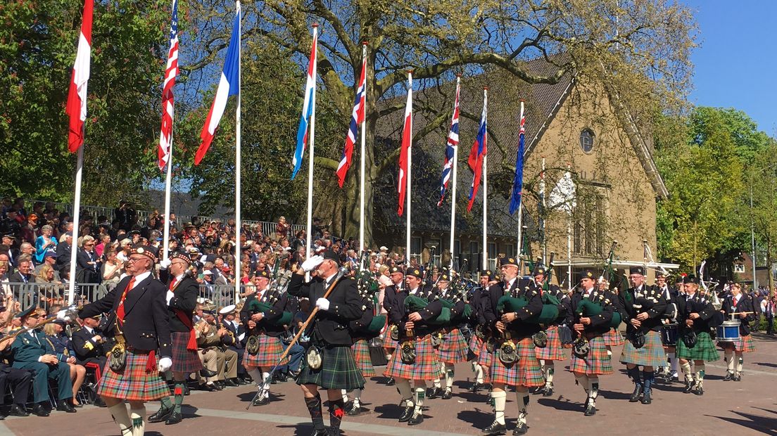 Minister Jeanine Hennis-Plasschaert van Defensie nam donderdagmiddag het bevrijdingsdefilé in Wageningen af. Via Omroep Gelderland was het jaarlijkse Nationaal Bevrijdingsdefilé & Fly-Past 2016 vanaf het 5-Mei Plein in Wageningen live te volgen. Heeft u het gemist? Geen probleem, hieronder kunt u het evenement terugkijken.