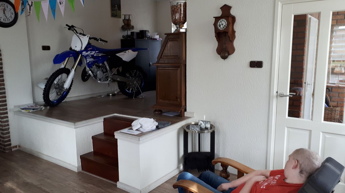 Geert en zijn motor in de huiskamer (Rechten:RTV Drenthe)