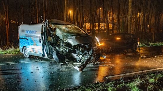 Behulpzame passant aangereden na ongeluk met bestelbus. Behulpzame passant aangereden na ongeluk met bestelbus.