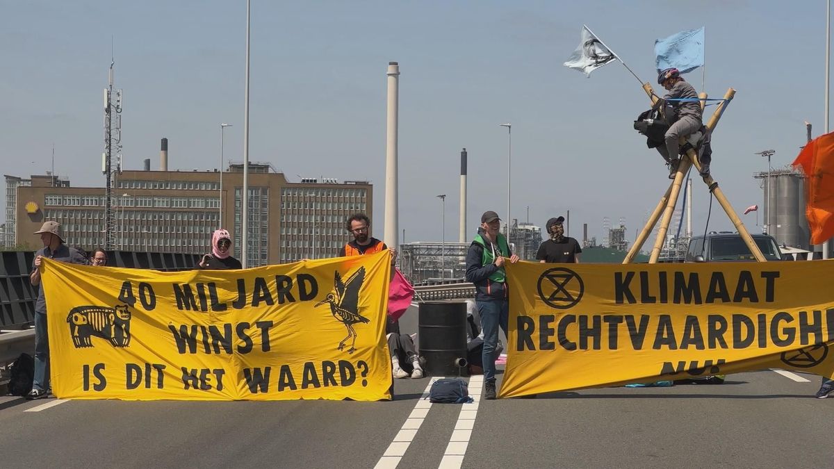 Extinction Rebellion blokkeert toegangsweg naar Shell Pernis