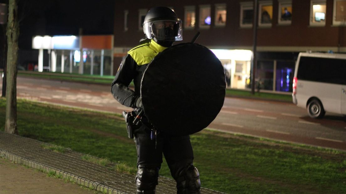 Een ME'er tijdens de rellen in Enschede