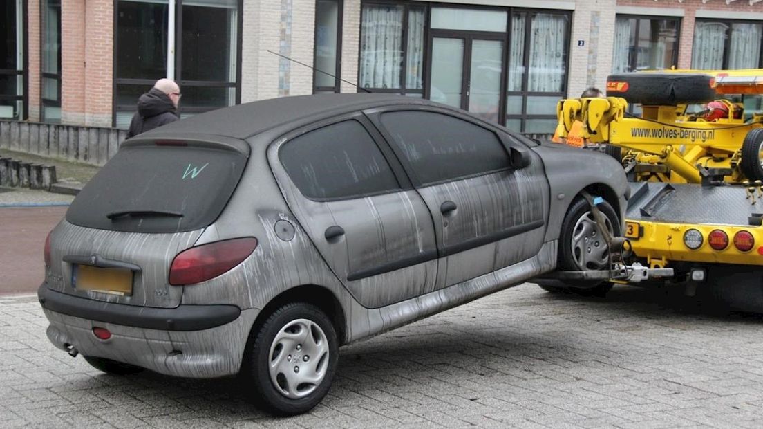 Een bergingsbedrijf sleept de auto's uit de parkeergarage