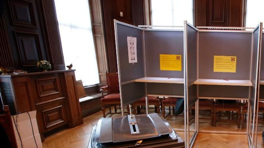 Een stemlokaal voor stemmen voor een gemeentelijke herindeling.