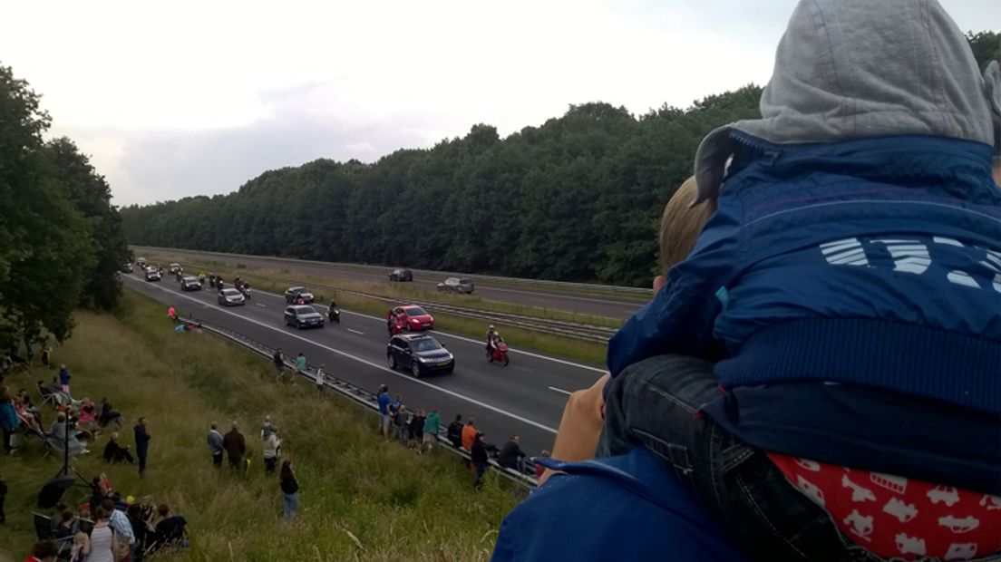 De motoren en auto's worden uitgezwaaid (Rechten: RTV Drenthe / Frits Emmelkamp