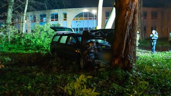 Bestuurder weg na botsing • auto op zn kant. Bestuurder weg na botsing • auto op zn kant.
