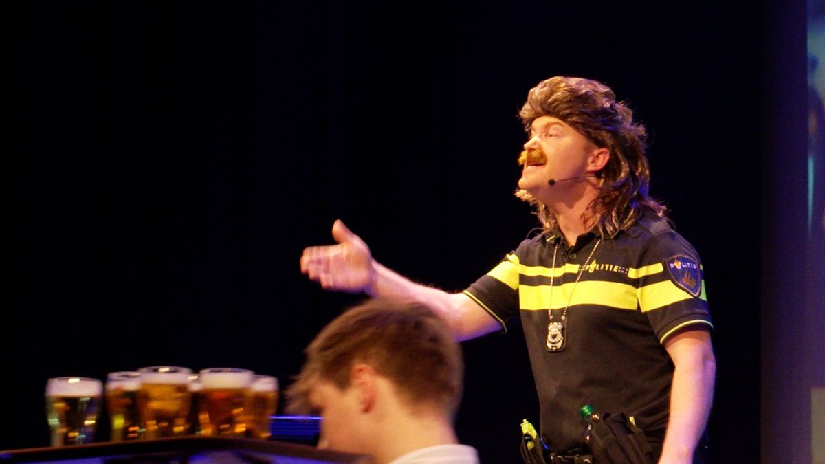 Niels (41) is buutreedner: als typetje 'Sikko' wil hij de zaal laten gieren