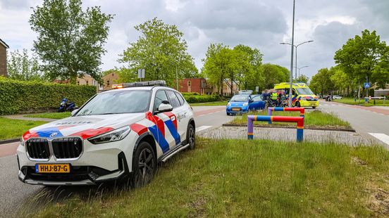 Fietser gewond na botsing met auto in Roden. Fietser gewond na botsing met auto in Roden.