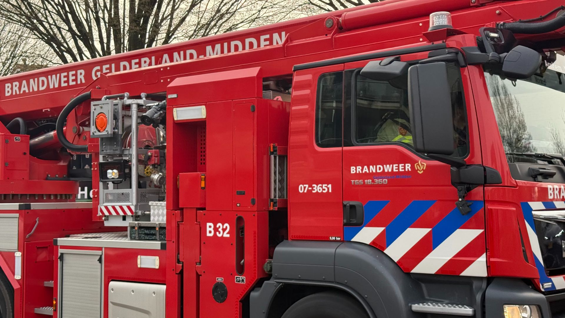 Woning onbewoonbaar na explosie en brand: politie zoekt getuigen