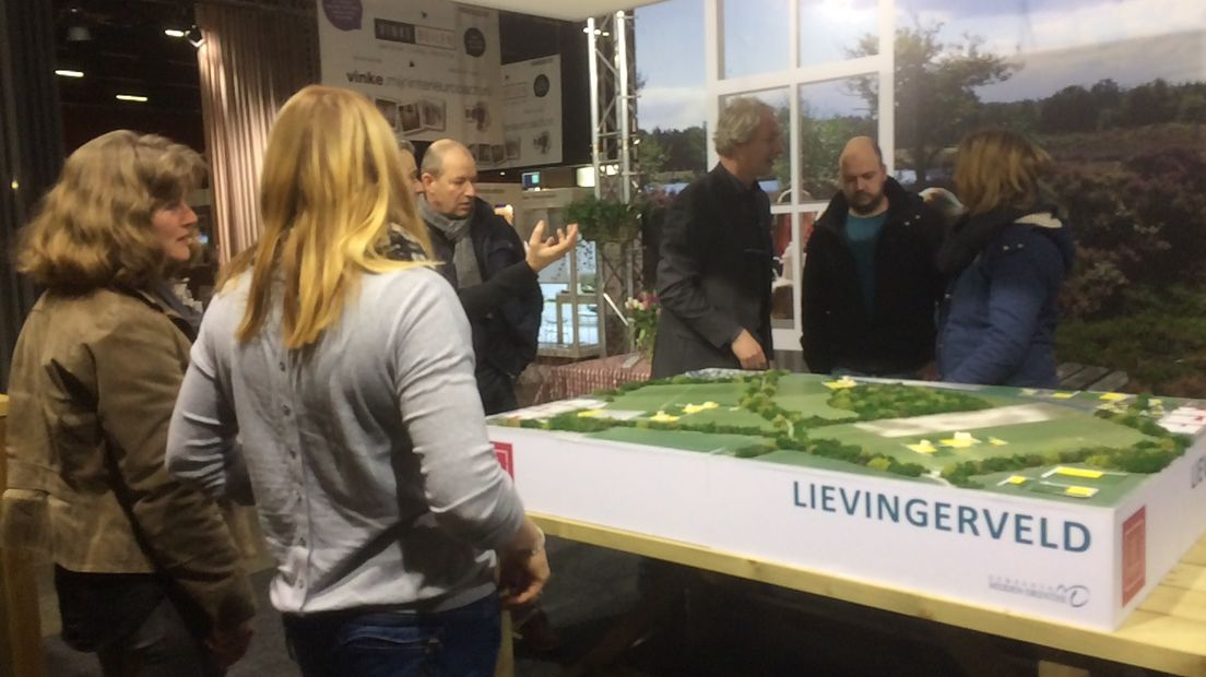 Geïnteresseerden bekijken de plannen voor Lievingerveld (archieffoto RTV Drenthe)