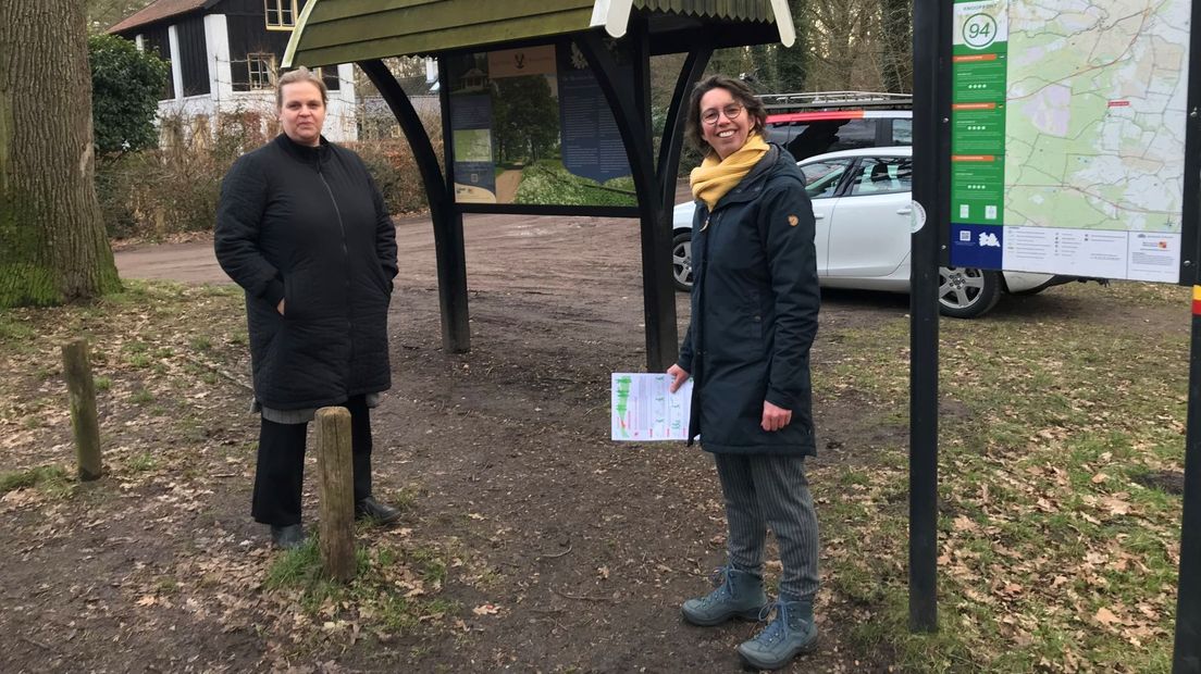 Anky van Dijk van Stichting Wandelnet vertelt aan een wandelaar wat het nieuwe wandelnetwerk precies inhoudt.