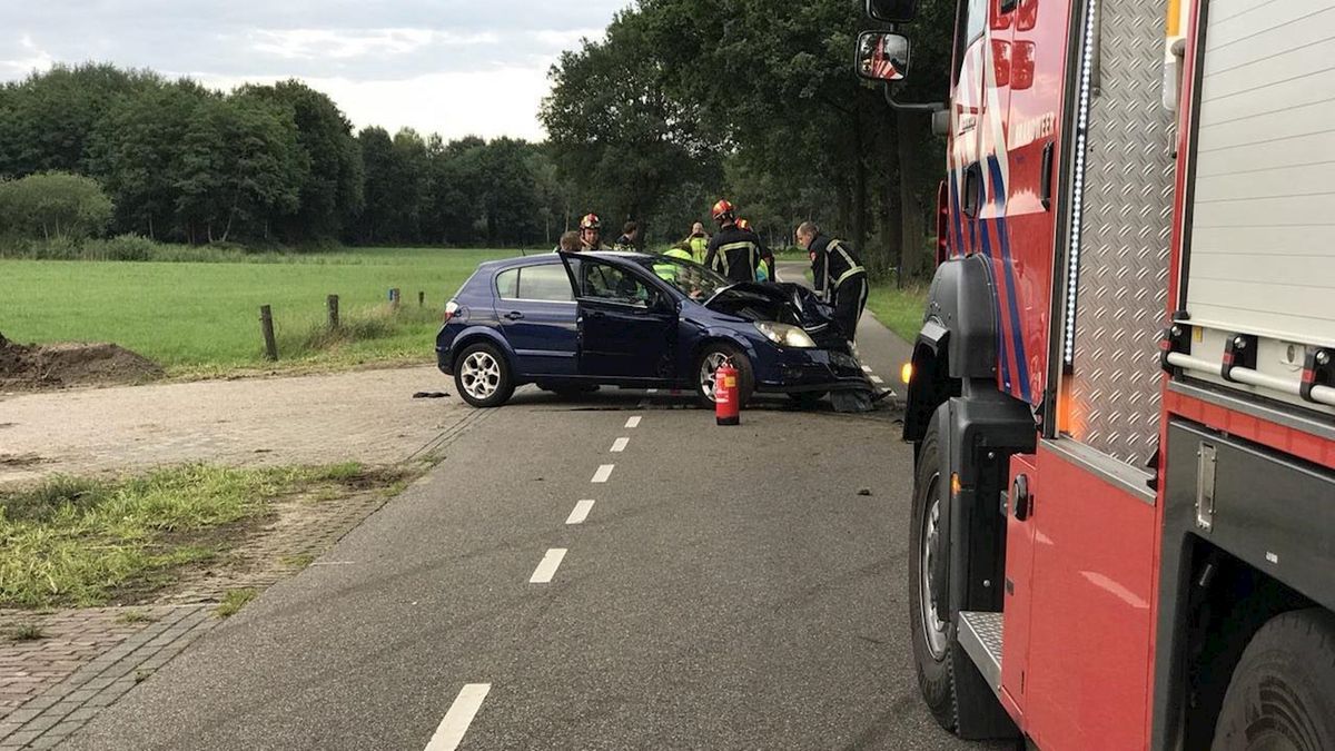 Auto knalt tegen boom in Oud Ootmarsum: twee gewonden